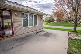 211 Valley View Dr SE, Willmar, MN 56201 - Photo 13