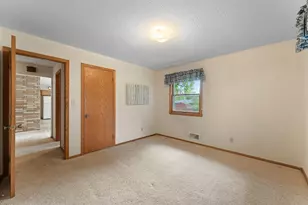 26 W Sandra Lee Dr, Saint Paul, MN 55119 - Photo 21