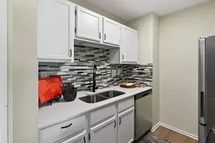 66 9th St E, Saint Paul, MN 55101 - Photo 5