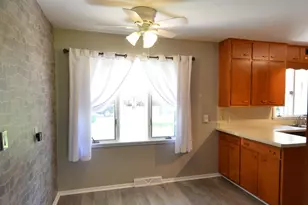621 W Crescent Ln, Litchfield, MN 55355 - Photo 5