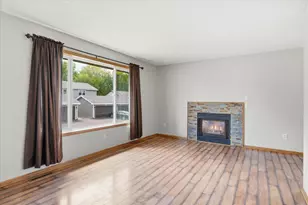 6762 Gretchen Ct N, Oakdale, MN 55128 - Photo 9