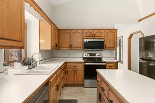 11525 Pondview Ct, Champlin, MN 55316 - Photo 9