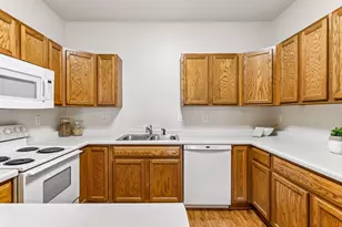 1014 Heldt St, Chaska, MN 55318 - Photo 11