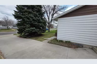 806 N 29 Street N, Fargo, ND 58102 - Photo 3