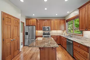 2350 Fawn Hill Ct, Chanhassen, MN 55317 - Photo 7