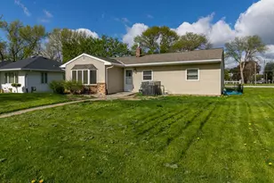 522 1st St SE, Madelia, MN 56062 - Photo 1