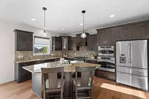 8821 Reflections Rd, Chanhassen, MN 55317 - Photo 9