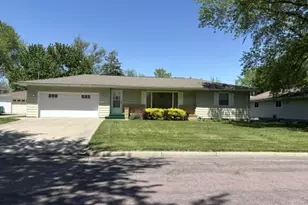 225 8th Ave SE, Waseca, MN 56093 - Photo 1