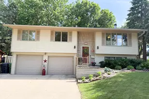1925 Driftwood Ave, Worthington, MN 56187 - Photo 3