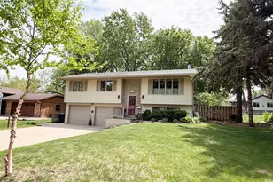 1925 Driftwood Ave, Worthington, MN 56187 - Photo 3