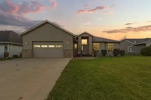 1447 Nottingham Dr, Owatonna, MN 55060 - Photo 3