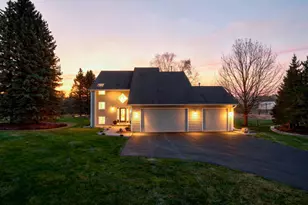 9820 Deerbrook Dr, Chanhassen, MN 55317 - Photo 5