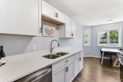 879 Iowa Avenue W, Saint Paul, MN 55117 - Photo 11