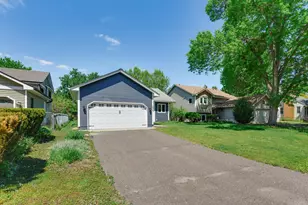 879 Iowa Ave W, Saint Paul, MN 55117 - Photo 3