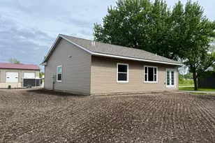 828 Spark Ave, Albert Lea, MN 56007 - Photo 3