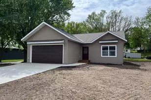 828 Spark Ave, Albert Lea, MN 56007 - Photo 1