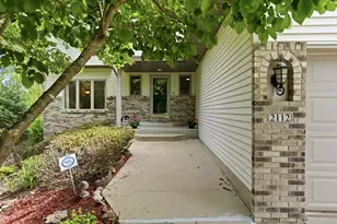 2112 Parkwood Hills Dr NE, Rochester, MN 55906 - Photo 3