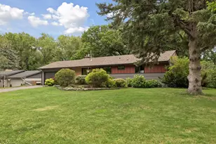 1805 Hampshire Ln N, Golden Valley, MN 55427 - Photo 3