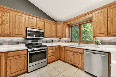 906 Bucknell Boulevard SE, Stewartville, MN 55976 - Photo 5
