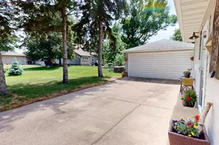 110 Hawthorne Street W, Albert Lea, MN 56007 - Photo 33