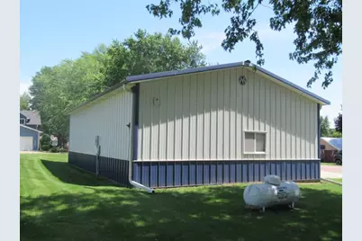 129 S Summit Avenue, Hills, MN 56138 - Photo 3