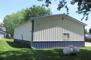 129 S Summit Ave, Hills, MN 56138 - Photo 3