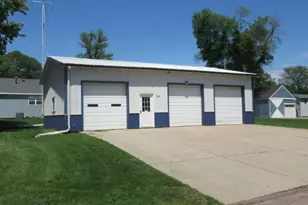 129 S Summit Ave, Hills, MN 56138 - Photo 1