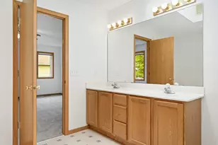 676 Falcon Ridge Rd, Woodbury, MN 55125 - Photo 25