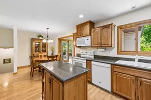 10435 Buckingham Dr, Eden Prairie, MN 55347 - Photo 9