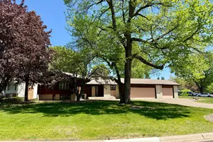 1062 Crestview Dr S, Maplewood, MN 55119 - Photo 1
