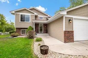 1896 Adele St, Maplewood, MN 55109 - Photo 3