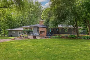 18150 Honeysuckle Ln, Wayzata, MN 55391 - Photo 5