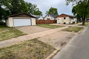 2401 7th Ave E, Hibbing, MN 55746 - Photo 11
