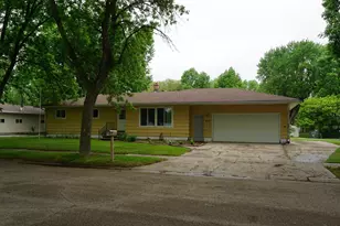 405 10th St SE, Barnesville, MN 56514 - Photo 1