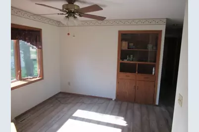 513 S Elizabeth Avenue, Hills, MN 56138 - Photo 5