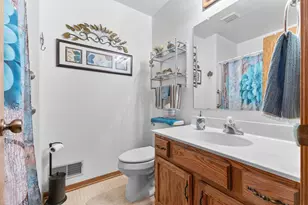 975 Heritage Ct E, Vadnais Heights, MN 55127 - Photo 17