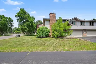 5654 Chatsworth St N, Shoreview, MN 55126 - Photo 3