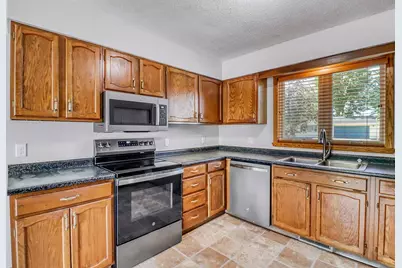 2206 Chancery Street S, Moorhead, MN 56560 - Photo 5