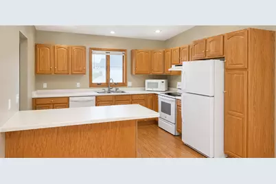 913 Richland Avenue SW, Willmar, MN 56201 - Photo 5