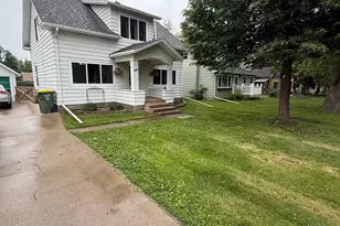 825 7th St SW, Pipestone, MN 56164 - Photo 1