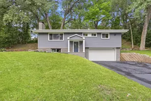 1325 Castle Ct, Golden Valley, MN 55427 - Photo 1