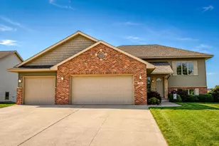 1324 Augusta Dr, Mankato, MN 56001 - Photo 1