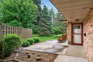 9609 Lonsdale Cir, Minnetonka, MN 55305 - Photo 3