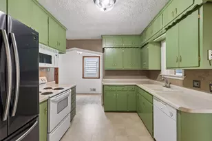 1806 Montana Ave E, Saint Paul, MN 55119 - Photo 9