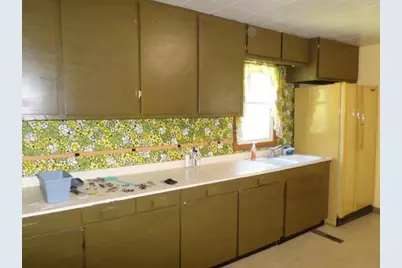 201 Greenwood Street E, Thief River Falls, MN 56701 - Photo 5
