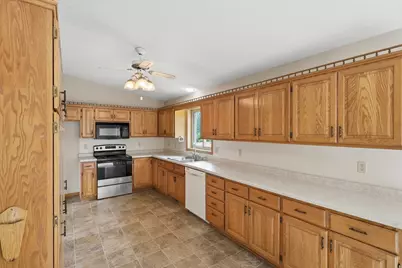 2073 Lydia Avenue E, Maplewood, MN 55109 - Photo 9