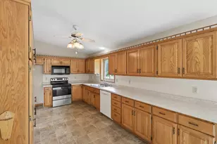 2073 Lydia Ave E, Maplewood, MN 55109 - Photo 9