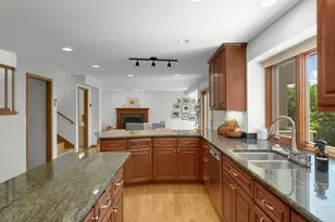 8713 Lakeview Cir, Bloomington, MN 55438 - Photo 17