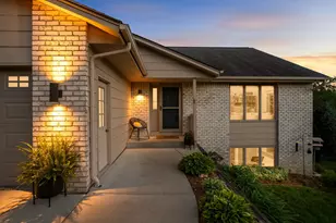 8713 Lakeview Cir, Bloomington, MN 55438 - Photo 3