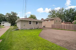 6738 Knoll Street N, Golden Valley, MN 55427 - Photo 29
